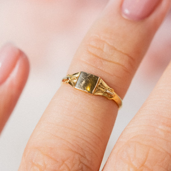 Square signet with detailed shoulders (10kt) Baby Ring