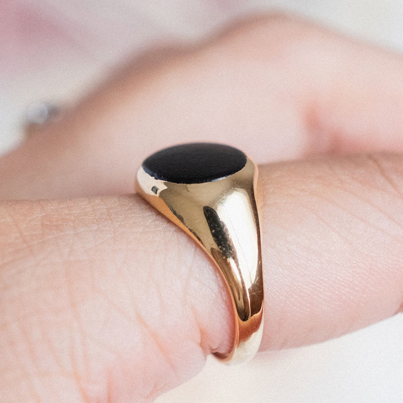East-west Onyx Signet (18kt) Ring